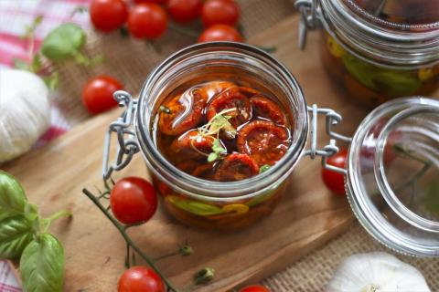 Image of canned tomatoes 